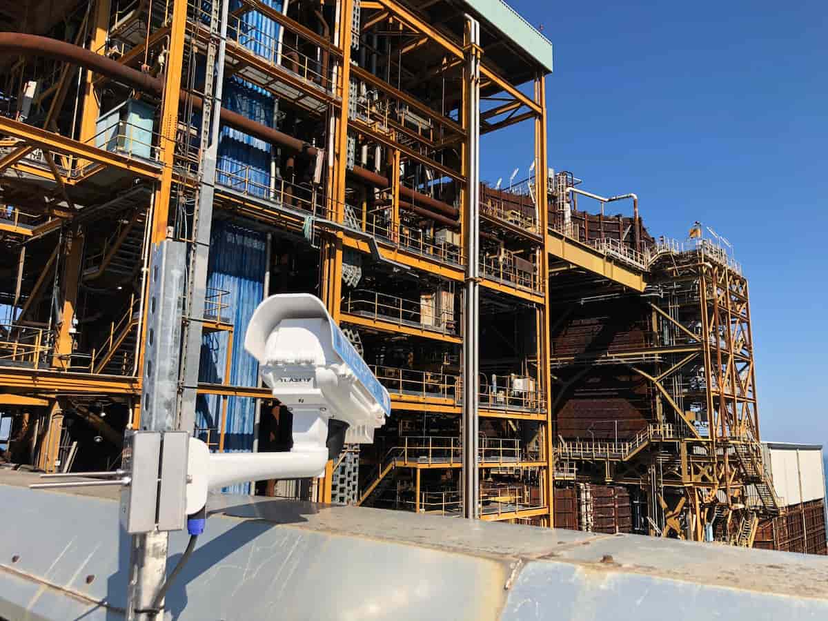 Telecamera timelapse in primo piano sullo sfondo di un cantiere di un edificio in costruzione